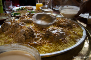 El arte de comer Mansaf, plato nacional de Jordania